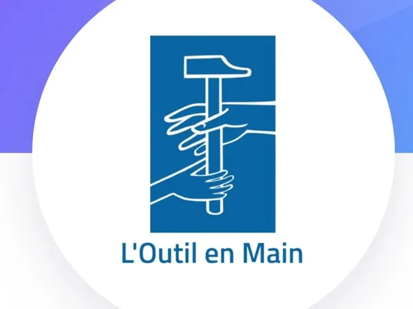 Don à association "L'Outil en Main Pays de Periers"